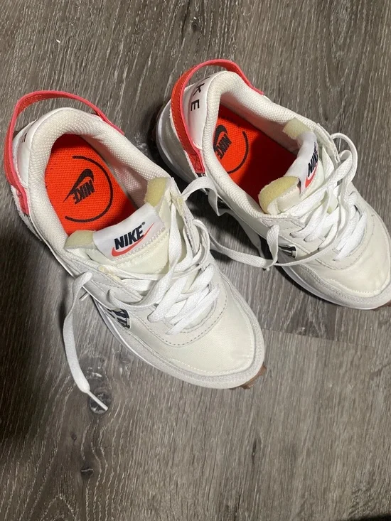 Women’s Nike sneakers - Picture 2 of 3